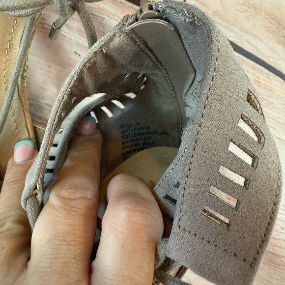 Madden NYC Size 7 Womens Gladiator Wedge Sandal Beige Faux Suede - Picture 9 of 9